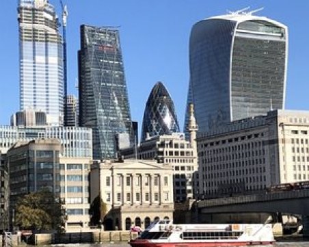 Мъж е арестуван, след като се изкатери без екипировка на небостъргач в Лондон