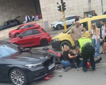 Сблъскаха се кола и мотор в София
