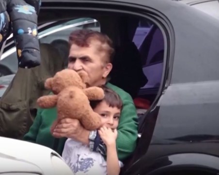 Стотици етнически арменци нощуват на летището в Нагорни Карабах