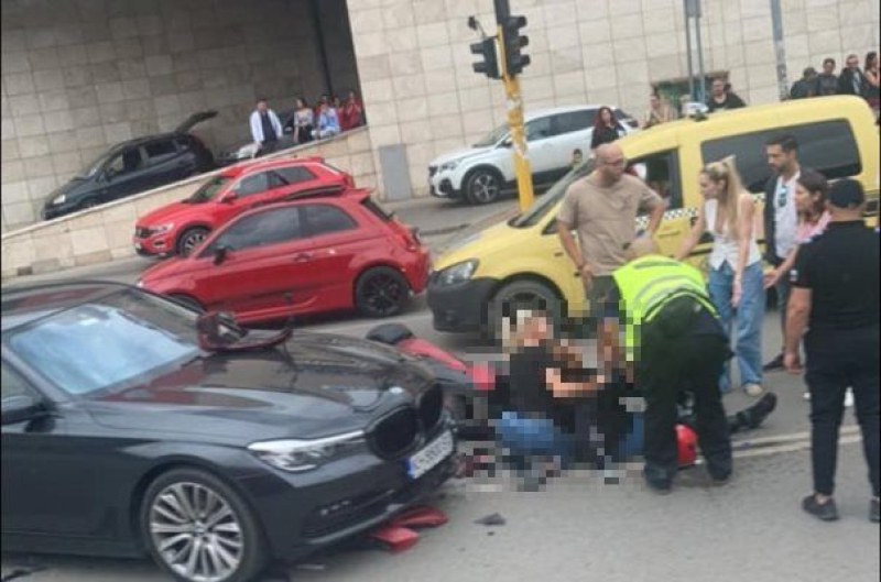 Сблъскаха се кола и мотор в София