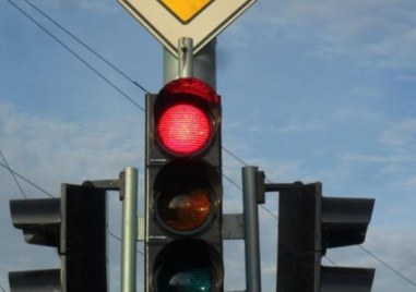 Светофарната уредба на кръстовището между улиците Съединение и Недялка Шилева