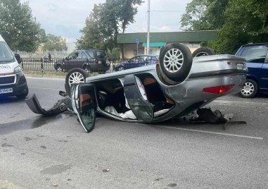 Кола се обърна по таван в Пловдив Инцидентът се е