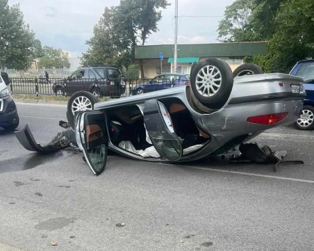 Кола се обърна по таван на булевард в Пловдив