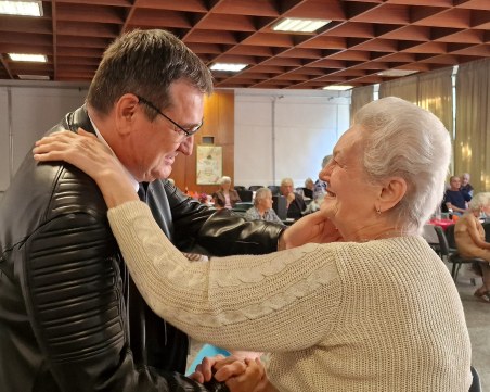 Липса на регистрация спаси Славчо Атанасов от глоба за агитация в старчески дом