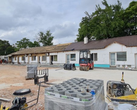 Напредва ремонтът в базата на двете най-големи общински предприятия