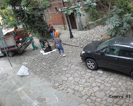 Премахнаха бетонираната на улица в Стария град кашпа