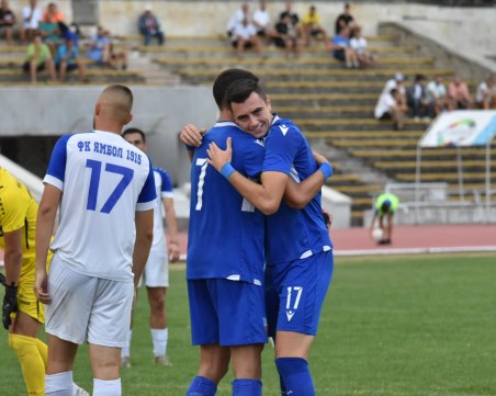 Спартак бие със 7:0, продължава без грешка в първенството