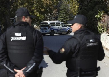 Трима български граждани превозвали наркотици в автомобил са задържани в