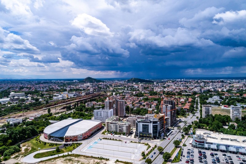 Облаци и слънце се редуват в Пловдив днес, вятърът се усилва