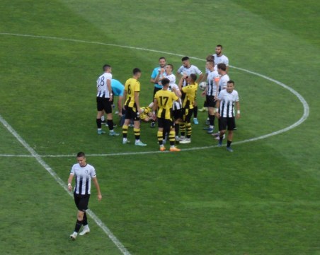 Локо взе дербито с Ботев при вторите отбори в мач с гол от центъра и четири червени картона
