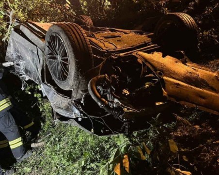 Тежка катастрофа край Пловдив: БМВ се вряза в каруца, двигателят му хвърча 50 метра