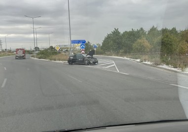 Кола самокатострофира на Асеновградско шосе Локацията е кръговото преди КЦМ