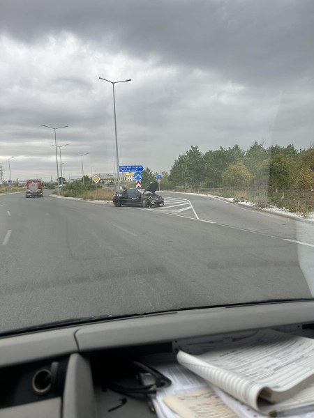 Кола самокатострофира на Асеновградско шосе. Локацията е кръговото преди КЦМ