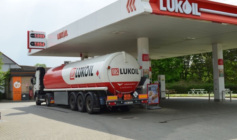 Лукойл продължава да работи с руски петрол още една година