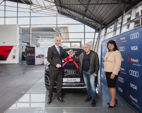 Fibank връчи голямата награда на победителя в кампанията за карти Visa