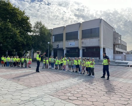 Пловдивски ученици влязоха в ролята на полицаи, участваха в практически урок