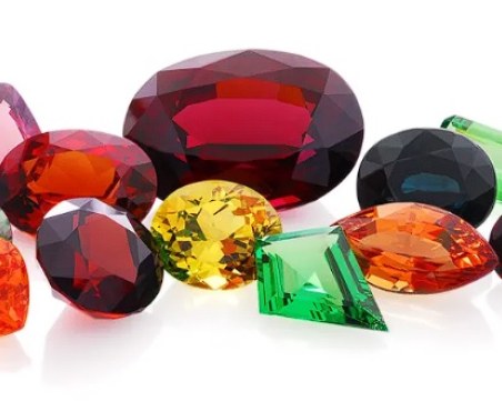 Скритите послания: Кой камък носи финансова сигурност на вашата зодия