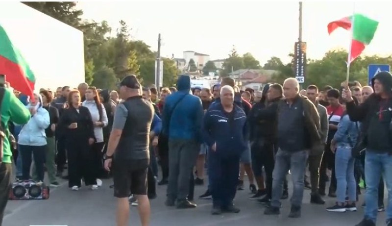 Продължават протестите на енергетиците на магистрала Тракия“ при отбивката за Стара Загора.