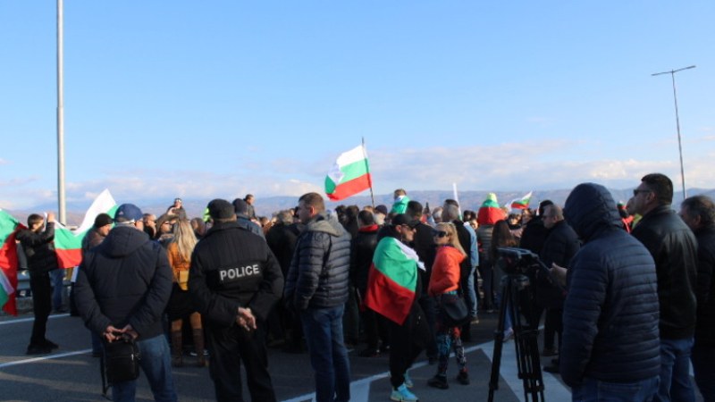 Румънски шофьор опита да пробие веригата от протестиращи на 