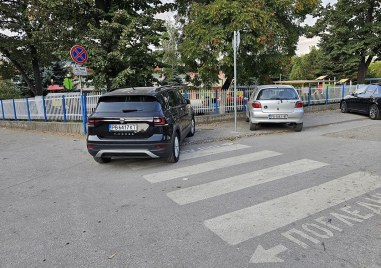 Шофьор на джип с марка Фолксваген паркира по уникален начин