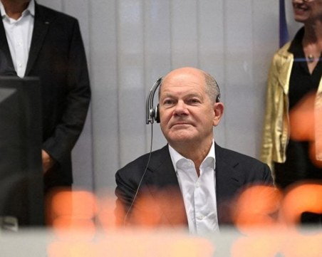 Немският канцлер: Спираме бежанците, много са ни