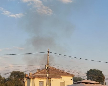 Огнеборци гасиха пожар в пловдивско село