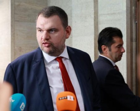 Пеевски иска незабавна забрана на руски коли у нас