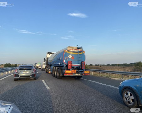 Продължава блокадата на АМ 