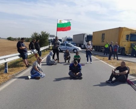 Протестиращите миньори отказват среща с министъра, блокадата продължава