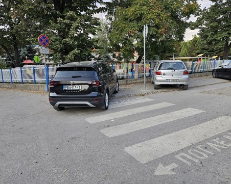 Шофьор на джип паркира 