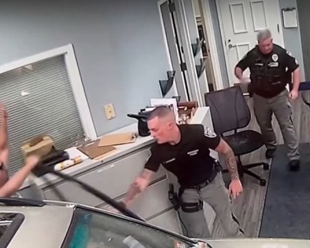 Шофьор разби с колата си полицейски участък в Ню Джърси