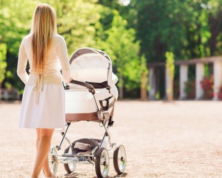 Жена нападна и удари бебе в София