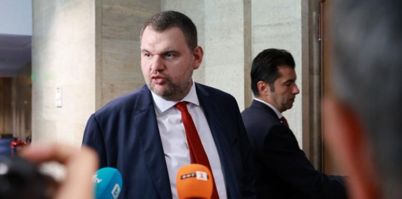 Пеевски иска незабавна забрана на руски коли у нас