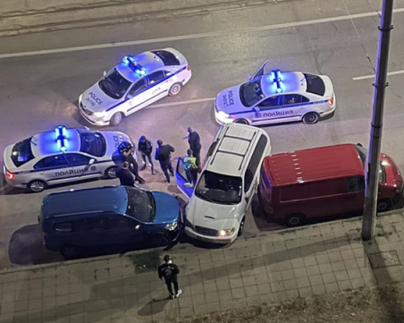 Лек автомобил, пълен с мигранти, катастрофира в София