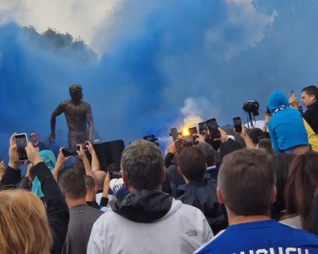 Откриха паметник на Гунди в София