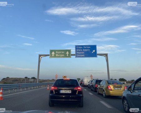 Продължава блокадата на автомагистрала 