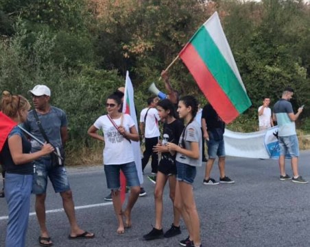 Разхлабват блокадата на Прохода на републиката за кратко