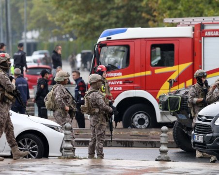 След атентата в Анкара: Полицията взривява подозрителни пакети из града