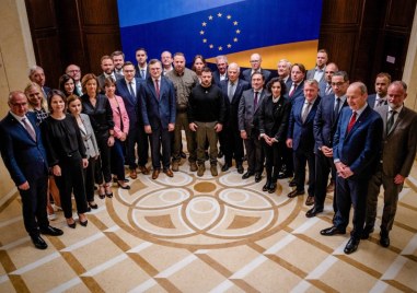 В знак на солидарност с Украйна външните министри от Европейския