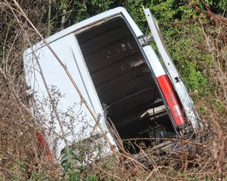 Бус с мигранти се удари в патрулка и се обърна в канавка! 18 души са ранени