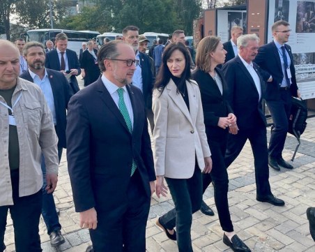 Мария Габриел пристигна в Киев за срещата с министрите на ЕС