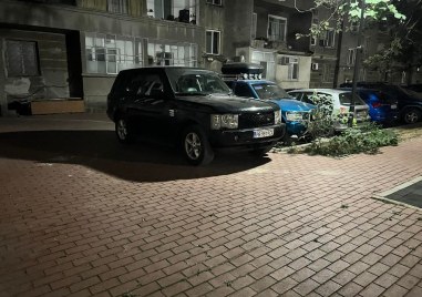 Водач на джип системно паркира автомобила си на пешеходните зони