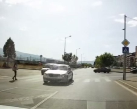 Мерцедес профуча през 