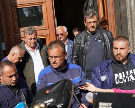 След петдневната блокада: Започнаха преговорите между синдикати и управляващи