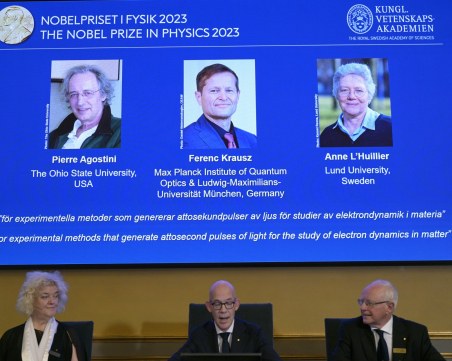 Трима учени си поделят Нобеловата награда за физика