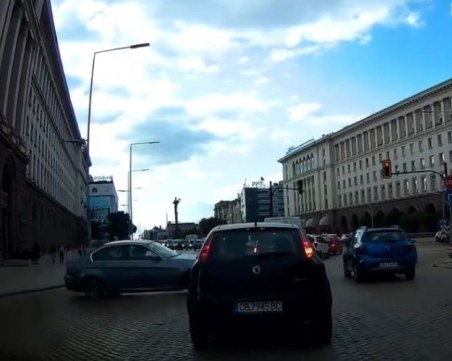 Зрелищна катастрофа пред Министерски съвет ВИДЕО