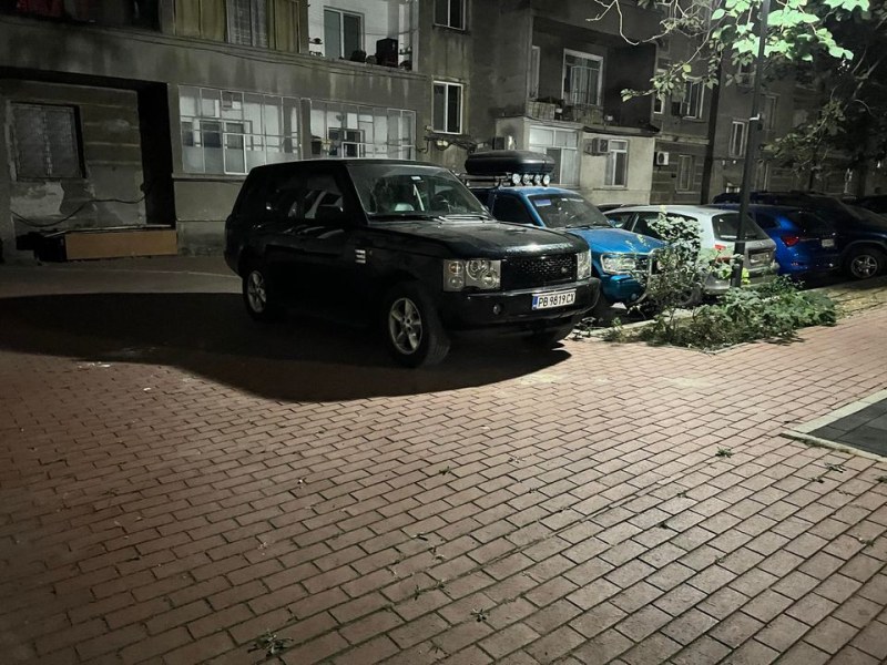Водач на джип системно паркира автомобила си на пешеходните зони