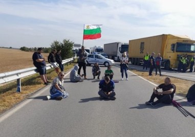 Пътните блокади на миньорите продължават Вчера повече от 7 часа синдикати