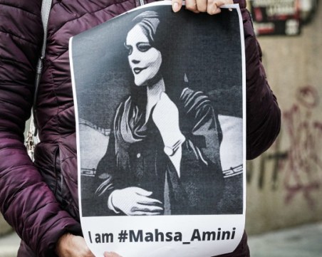 Момиче е в кома след инцидент заради нарушаване на закона за хиджаба в Иран