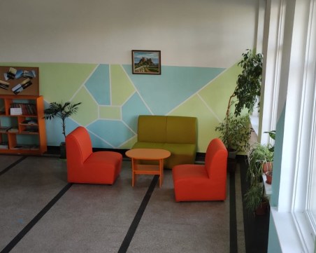 МОН дава допълнителни пари на 72 училища отличници в страната